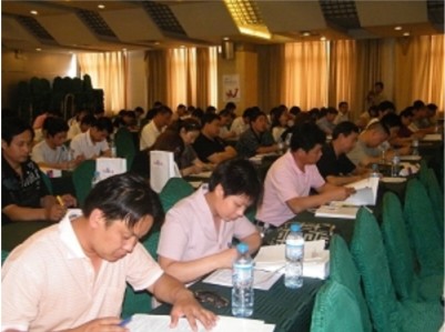 20090619172233客戶認(rèn)真聆聽，并用筆記載著這精彩的內(nèi)容 2